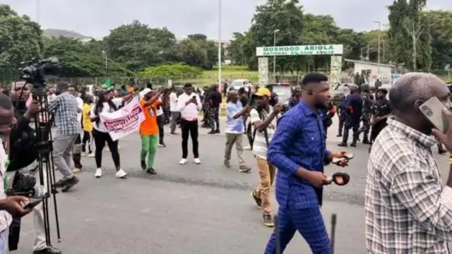 Masu zanga-zanga da yanjarida a Abuja