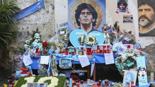 زهور وشموع في نابولي تكريماً لمارادونا بعد وفاته