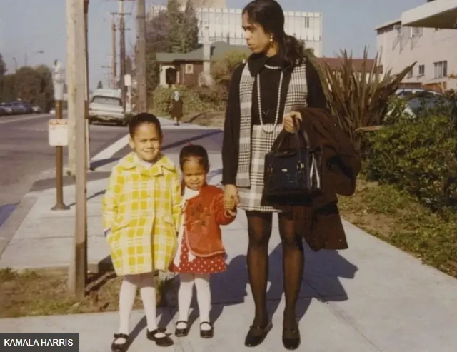 कमला हैरिस अपनी छोटी बहन माया और मां श्यामला गोपालन हैरिस के साथ.