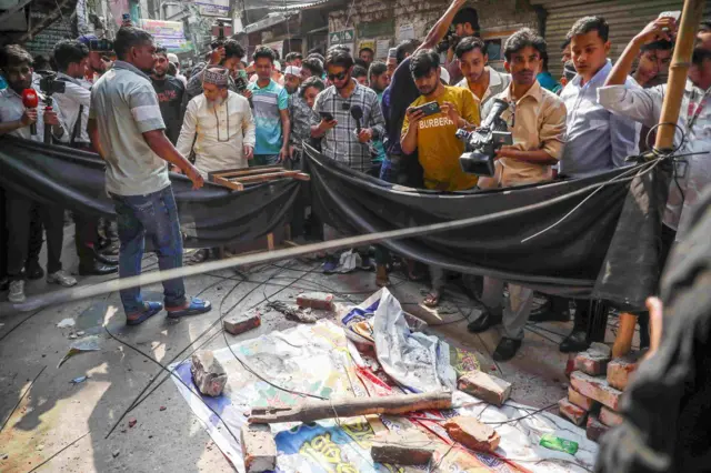 ঢাকায় একটি দুর্ঘটনাস্থলে মানুষের ভিড়