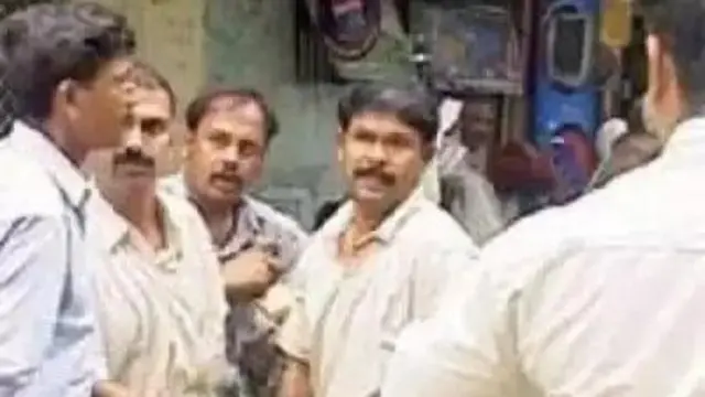 بائیں سے چوتھا وکی ملہوترا