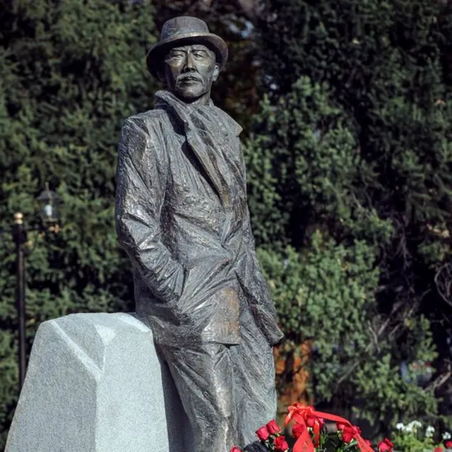 Бишкектеги атактуу киноактер, СССРдин Эл артисти, Кыргыз ССРинин Эл сүрөтчүсү Сүймөнкул Чокморовдун эстелиги ачылды