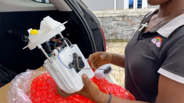 Ndị ọrụ mechanic na-ahazịrị ndị mmadụ ụgbọala ha.