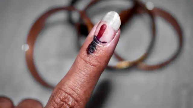 வாக்களித்ததற்கு அடையாளமாக விரலில் வைக்கப்படும் நீல மை