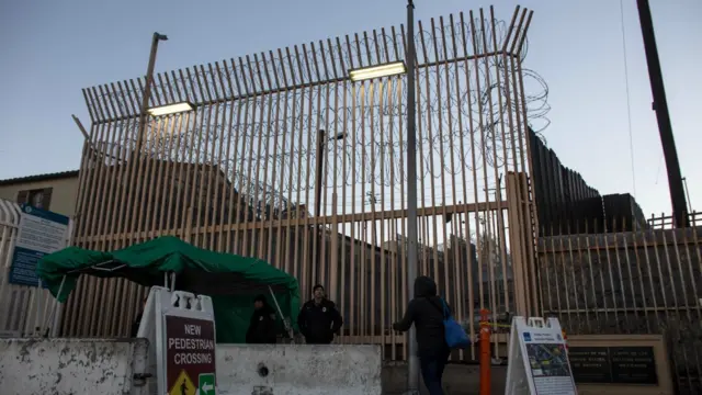 Vallas en la frontera entre México y Estados Unidos.