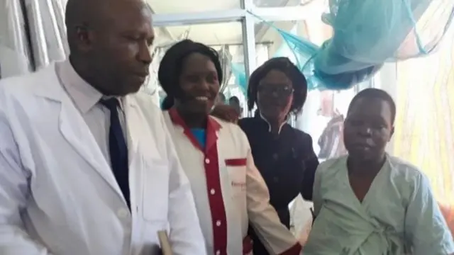 Evelyn Namukhula (iburyo) ari kumwe n'abaganga mu bitaro bya Kakamega.