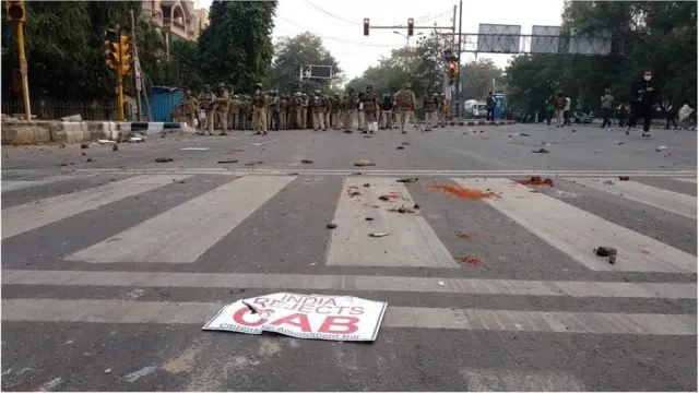 குடியுரிமை திருத்த மசோதாவுக்கு எதிர்ப்பு: டெல்லியில் 3 பேருந்துகள் தீவைத்து எரிப்பு