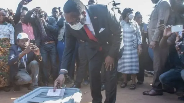 Rais mteule Lazarus Chakwera akipiga kura