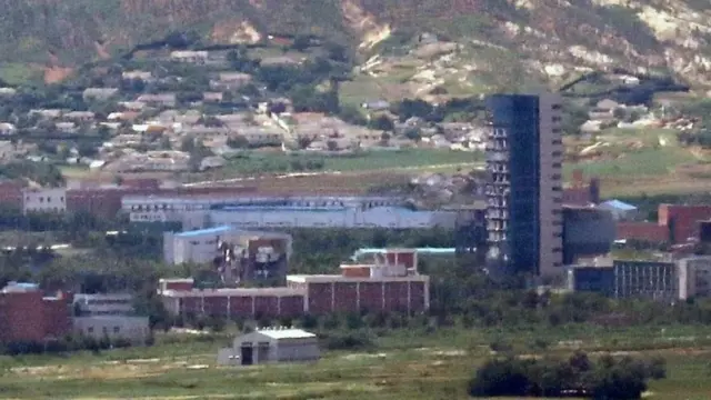 경기도 파주 접경 지역에서 바라본 개성공단 내 남북공동연락사무소와 개성공단 지원센터가 뼈대를 드러낸 채 방치돼 있다