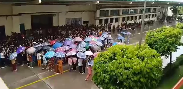 တစ်ရက်လုပ်အားခ တိုးမြှင့်ပေးဖို့ တောင်းဆိုနေကြတဲ့ အလုပ်သမားတွေ