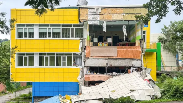 Жер титирөөдөн жабыркаган бала бакчанын имараты