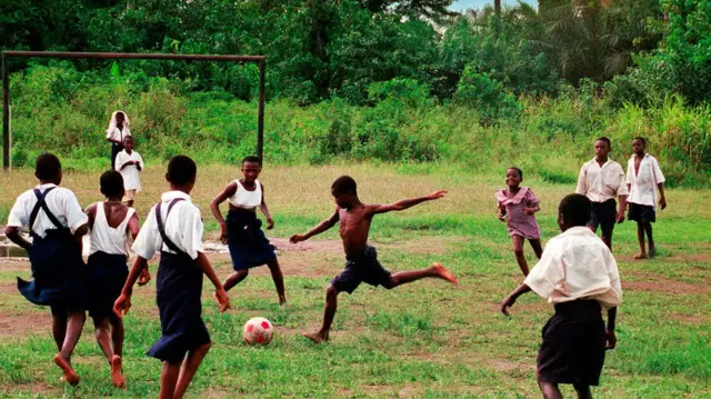 ụmụaka na-egwu egwu