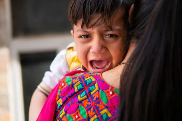 अश्रू हे एखाद्या सामाजिक संकेतासारखं काम करतात