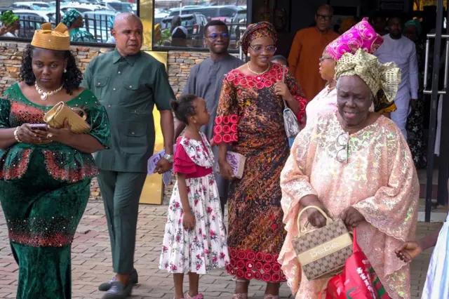 Ụmụnwaanyị, ụmụnwoke na ụmụaka nọ n'ụlọụka dị na Legọs.