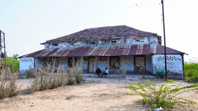 સુરેન્દ્રનગરના ખારાઘોડા ગામનું ઘર, જે ક્ષારના કારણે જર્જરિત થઈ ગયું