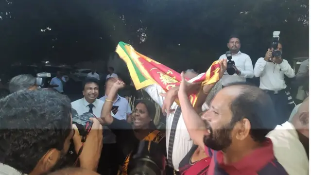 தீர்ப்பை அடுத்து நீதிமன்ற வளாகத்திற்கு வெளியே அக்கட்சியினர் கொண்டாட்டத்தில் ஈடுபட்டனர்