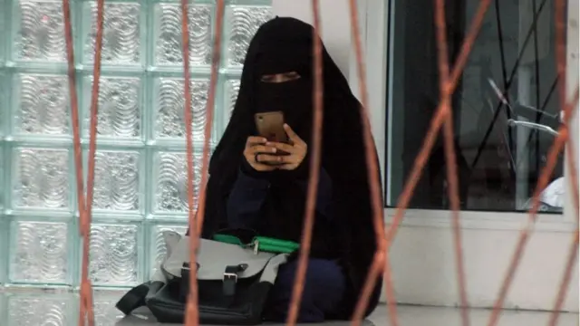 Para perempuan, baik dewasa maupun anak-anak yang tinggal di pemukiman yang disebut sebagai 'kampung santri" itu mengenakan niqab.