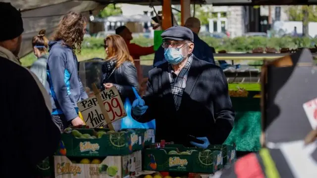 Un hombre con mascarilla en un mercado en Berlín, Alemania
