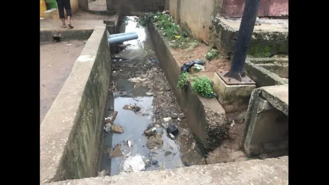 Di gutter di pikin fall enta