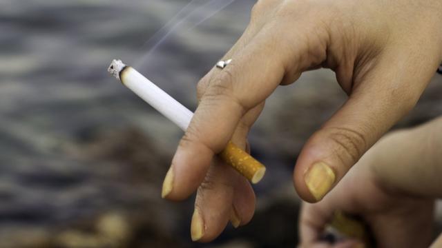 Unhas amareladas por causa do cigarro