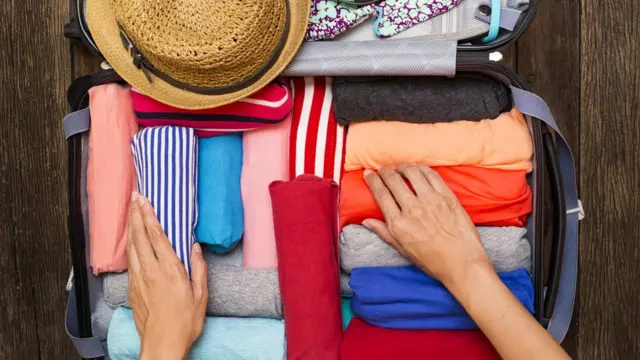 سوٹ کیس میں لپیٹے ہوئے کپڑے