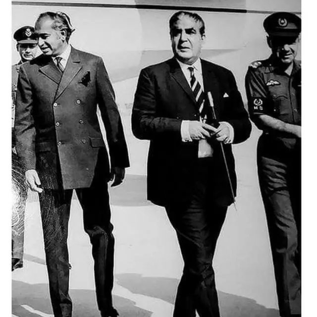 লারকানার স্থানীয় বিমানবন্দর থেকে ইয়াহিয়া খানকে বাড়িতে নিয়ে যাচ্ছেন ভুট্টো।