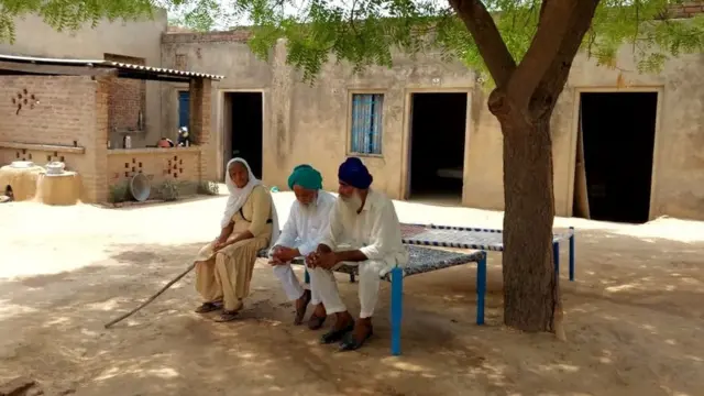 लवप्रीत सिंह की मां रानी कौर के मुताबिक़, वह पिछले 17 सालों से विधवा हैं.