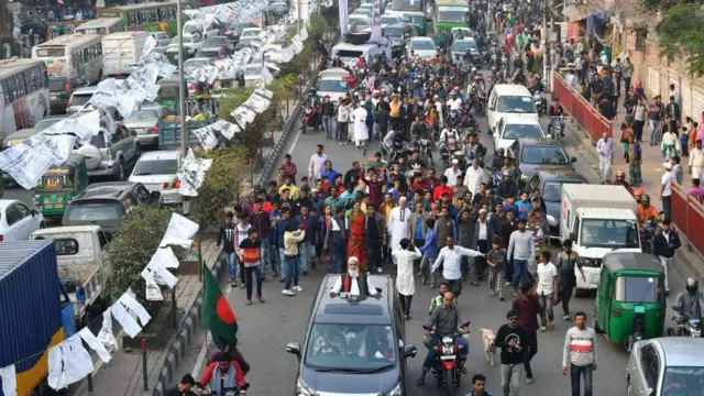 ঢাকায় এক প্রার্থীর 'শো-ডাউন'।