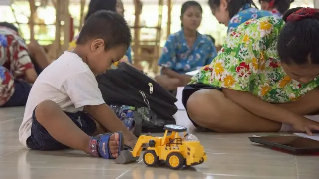 ลูกเล่นกับนักเรียน