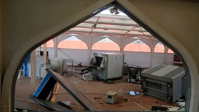 जब प्रदर्शनकारियों की भीड़ लाल किले पर चढ़ गई, तब अंदर क्या हो रहा था?