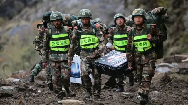 विनाशकारी भूकम्पमा सघाउन आएको चिनियाँ सैनिक टोली