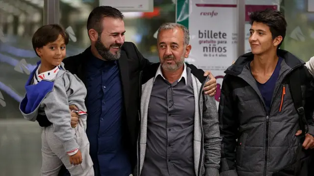 د سوریې کډوال اسامه عبدالمحسن له خپل زوی محمد او زیاد سره، چې په ۲۰۱۵ کال د فلم اخیستونکې پیټرا لازلو له خوا په لغتو وهل شوي وو.