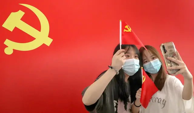 Компартия стремится оказаться в центре жизни китайцев - в их мобильных телефонах