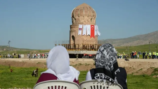 Zeynel Bey Türbesi'nin taşınmasını izleyen Hasankeyfli iki kadın.