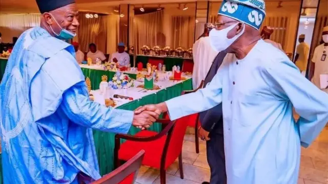 Shugaban APC Abdullahi Adamu yana gaisawa da Bola Tinubu