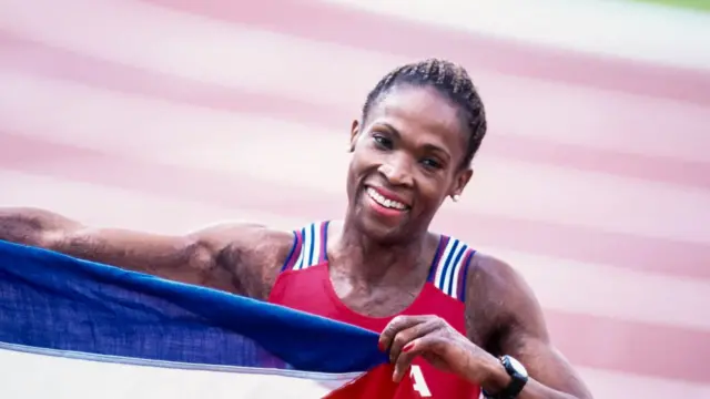 Ana Fidelia Quirot célèbre sa victoire au 800 mètres féminin lors des Championnats du monde de l'IAAF qui se sont déroulés le 13 août 1995 au Ullevi Stadium de Göteborg, en Suède