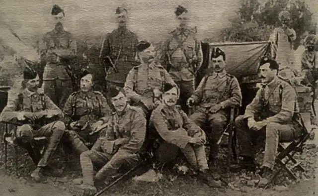 લેફ્ટનન્ચ ક્રૅસ્ટર, લેફ્ટનેન્ટ બ્રાઉન, લેફ્ટનેન્ટ વૅન સોમેર(જમણી બાજુ ઊભેલા), લેફ્ટનેન્ટ મૅન, કૅપ્ટન કુસ્ટૅન્સ, લેફ્ટનેન્ટ કર્નલ જૉન હૉટન, મેજર ડેસ વોએક્સ, કૅપ્ટન સર્જન પાલ, જમણી બાજુથી ડાબે બેઠેલા લેફ્ટનેન્ટ ટર્નિંગ