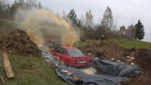 一位拉脱维亚语老爷爷决定用可口可乐作为除锈神器，将自己的汽车浸没在可口可乐池中