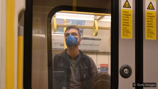 బస్సుల్లో, రైళ్లలో మహిళలకన్నా పురుషులు ఎక్కువగా నిలబడటానికి ప్రాధాన్యమిస్తారు