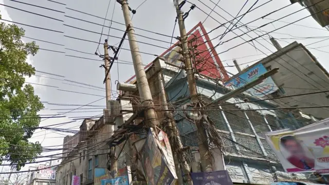 বাড়ির জানালা বা বারান্দা দিয়ে হাত বের করলেই নাড়িভুঁড়ির মতো পেঁচানো বৈদ্যুতিক তার দেখা যায় রাজধানী ঢাকার প্রায় সকল এলাকায়।