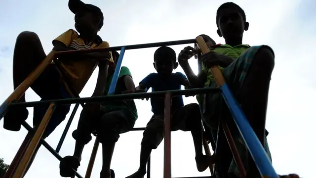 යොමු කල යුතුවේ.