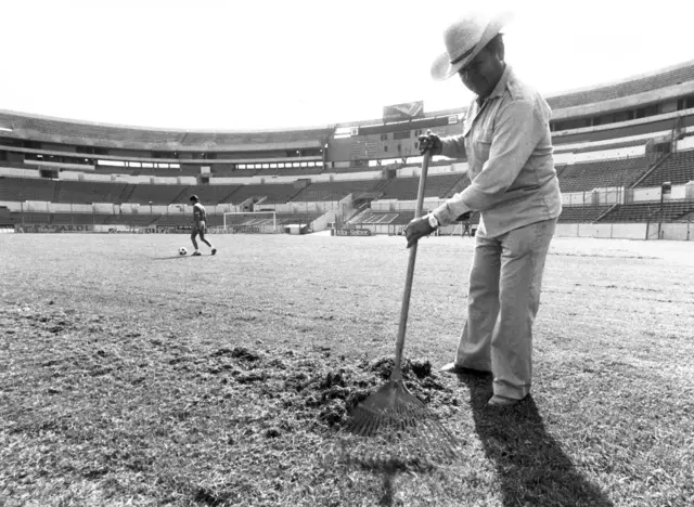 Un hombre trabajando en un estadio