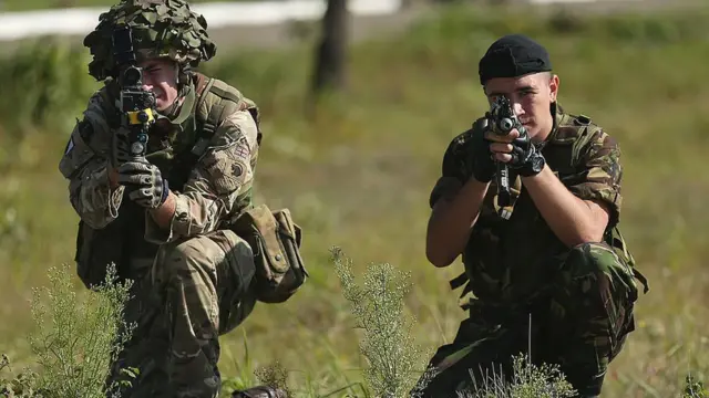 Binh sĩ Anh và Ukraine trong một cuộc huấn luyện năm 2014