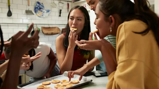 인터넷을 활용하고 온라인에서 사람들을 만나는 것을 편하게 여기는 Z세대의 성향 덕에 많은 젊은 세대가 팬데믹 속에서도 사회적 관계를 확장할 수 있었다