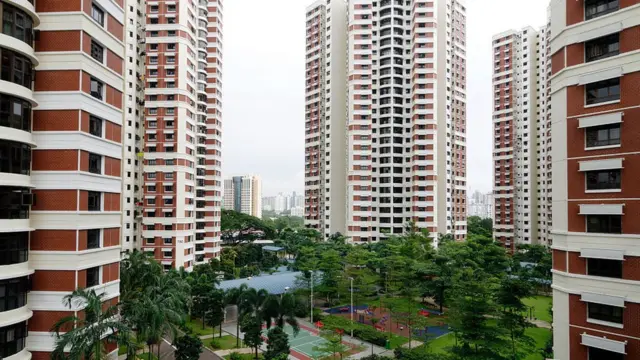 "Saya tidak mengunci pintu, saya berusaha untuk kenal dengan tetangga," kata Safura Ashari, seorang agen perumahan yang membantu klien mencari flat HDB.