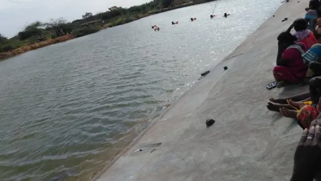 சிறுவாச்சூர் மருதையாறு பகுதியில் மீட்புப் பணியை கரையில் இருந்தபடி காணும் பொதுமக்கள்