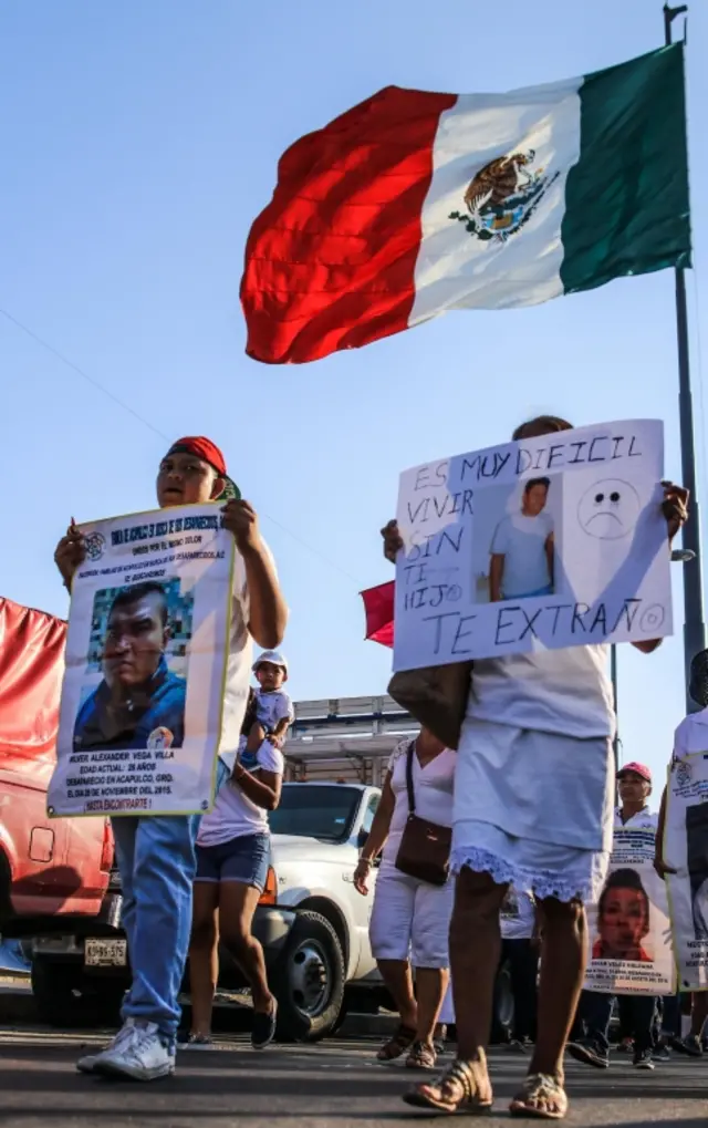 Los padres de los jóvenes rechazan la versión oficial.