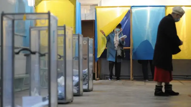 Жінки біля кабінок для голосування