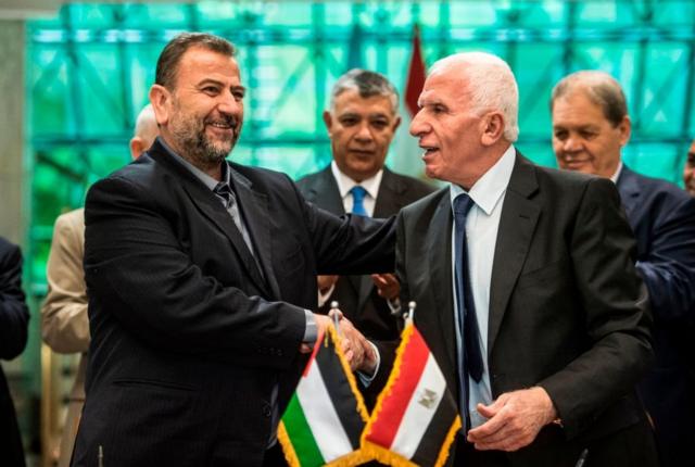 Firma del acuerdo de reconciliación entre el representante de Fatah, Azam al-Ahmad (der), y Saleh al-Aruri (izq.) de Hamas