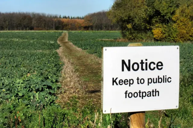 لافتة أمام حقل